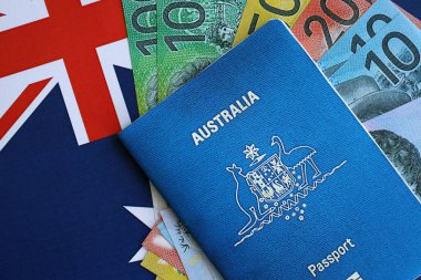 KYIV, UKRAINE - 10 Temmuz 2024 Avustralya mavi seyahat pasaportu ve Avustralya bayrağındaki para faturaları
