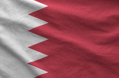 Eski kumaşların kıvrımlı kumaşında Bahreyn bayrağı tasvir edilmiştir.