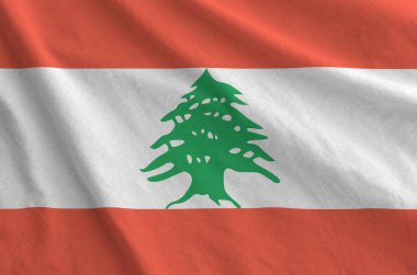 Lübnan bayrağı eski kumaşların kıvrımlı kumaşında tasvir edilmiştir.