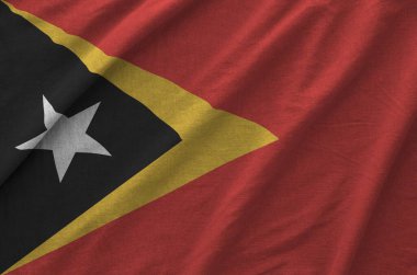 Timor Leste bayrağı eski kumaşın katlanmış dalgalı kumaşında tasvir edilmiştir.