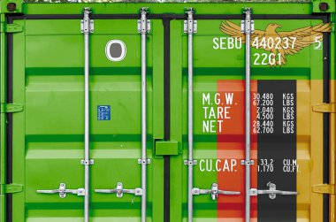 Limandaki kargo konteynırının metal kapılarında Zambiya bayrağı tasvir edildi.