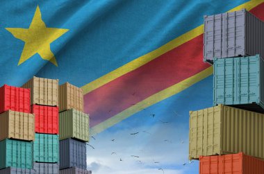 Demokratik Kongo Cumhuriyeti bayrağı ve yükleme konteynırları rıhtımlarda üst üste yığılıyor.