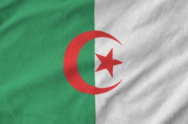 Cezayir bayrağı eski kumaştan katlanmış dalgalı kumaş üzerinde tasvir edilmiştir.