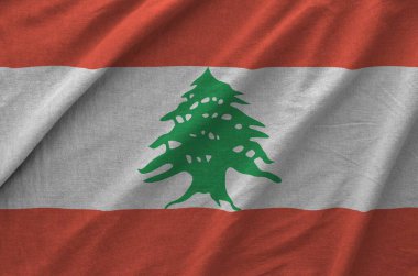 Lübnan bayrağı eski kumaşların kıvrımlı kumaşında tasvir edilmiştir.