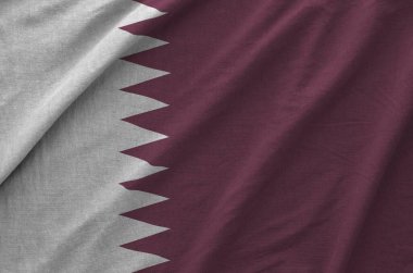 Katlanmış eski kumaşın dalgalı kumaşında Katar bayrağı tasvir edilmiştir.