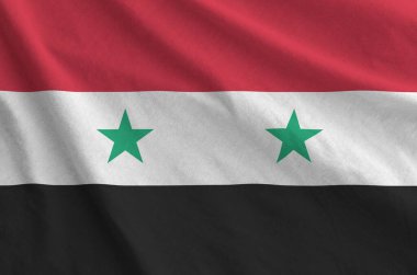 Suriye bayrağı eski kumaştan katlanmış dalgalı kumaş üzerinde tasvir edilmiştir.
