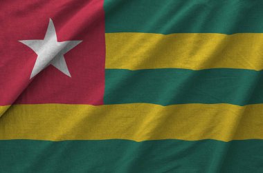 Togo bayrağı katlanmış eski kumaşların dalgalı kumaşında tasvir edilir.
