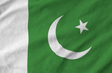Pakistan bayrağı eski kumaşların kıvrımlı kumaşına yakın olarak çizilmiş.