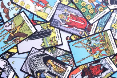 KYIV, UKRAINE - 10 Temmuz 2024 Tarot minor ve Rider Waite esoteric deck 'in büyük arcana kartları. Falcılık ve esrarengiz eylemler için birçok tarot kartı kapanır