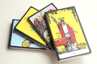 KYIV, UKRAINE - 10 Temmuz 2024 Tarot minor ve Rider Waite esoteric deck 'in büyük arcana kartları. Falcılık ve esrarengiz eylemler için birçok tarot kartı kapanır