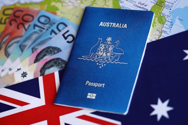 KYIV, UKRAINE - 10 Temmuz 2024 Avustralya mavi seyahat pasaportu ve Avustralya bayrağındaki para faturaları