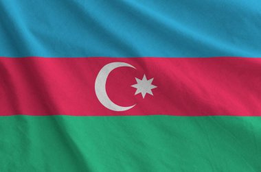 Azerbaycan bayrağı eski kumaşın kıvrımlı kumaşında tasvir edilmiştir.