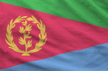 Eritre bayrağı eski kumaşın katlanmış dalgalı kumaşında tasvir edilmiştir.