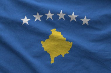 Eski kumaşların katlanmış dalgalı kumaşında Kosova bayrağı tasvir edildi