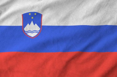 Slovenya bayrağı eski kumaşların katlanmış dalgalı kumaşında tasvir edildi