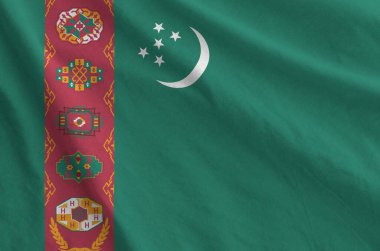 Türkmenistan bayrağı eski kumaştan katlanmış dalgalı kumaş üzerinde tasvir edilmiştir.