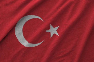 Eski kumaşın katlanmış dalgalı kumaşında Türkiye bayrağı tasvir edilmiştir.