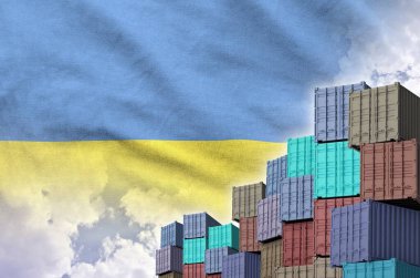 Ukrayna bayrağı ve yükleme konteynırları rıhtımlarda gökyüzü arkaplanı yakın.