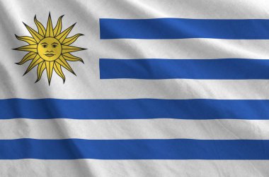 Uruguay bayrağı eski kumaşın kıvrımlı kumaşında tasvir edilmiştir.