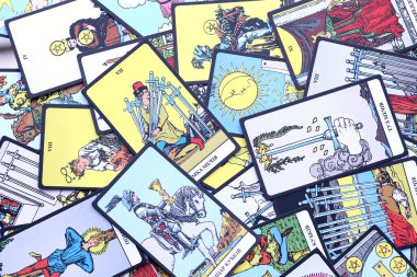 KYIV, UKRAINE - 10 Temmuz 2024 Tarot minor ve Rider Waite esoteric deck 'in büyük arcana kartları. Falcılık ve esrarengiz eylemler için birçok tarot kartı kapanır