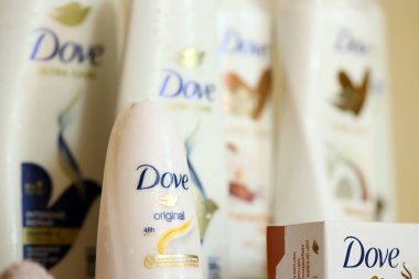 KYIV, UKRAINE - 10 Temmuz 2024 Dove güzellik ve sağlık ürünleri kapanıyor. 1955 'te İngiliz pazarına giren güvercin, kişisel bakım markasıdır.