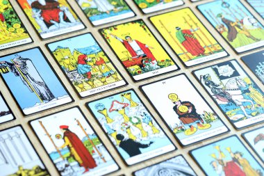 KYIV, UKRAINE - 10 Temmuz 2024 Tarot minor ve Rider Waite esoteric deck 'in büyük arcana kartları. Falcılık ve esrarengiz eylemler için birçok tarot kartı kapanır
