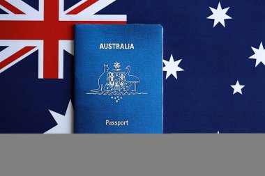 KYIV, UKRAINE - 10 Temmuz 2024 Avustralya mavi seyahat pasaportu Avustralya bayrağında yakın plan