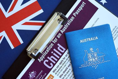 KYIV, UKRAINE - 10 Temmuz 2024 Avustralya pasaportu başvurusu yakın masa üzerindeki boş çocuk formları için. Dışişleri ve Ticaret Bakanlığı