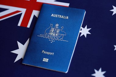 KYIV, UKRAINE - 10 Temmuz 2024 Avustralya mavi seyahat pasaportu Avustralya bayrağında yakın plan