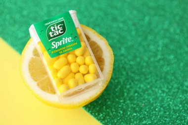 KYIV, UKRAINE - 20 Nisan, 2024 Tic Tac sert naneli Sprite serisi limon ve limon aromalı. Tic Tac Hard naneler 1968 'den beri Ferrero tarafından üretiliyor.