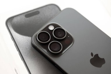 KYIV, UKRAINE - 17 AĞUSTOS 2024 Apple Iphone 15 profosyonel akıllı telefon ürünü