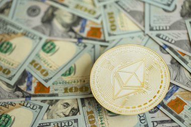 KYIV, UKRAINE - 17 AĞUSTOS 2024 Ethereum ETH 100 ABD Doları 'na yakın.