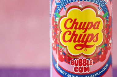 KYIV, UKRAINE - 17 AĞUSTOS 2024 Chupa Chups sakızlı, alkolsüz, alüminyum teneke kutu.