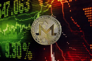 KYIV, UKRAINE - 17 AĞUSTOS 2024 Monero XMR Koyu kripto para birimi dijital ticaret şeması üzerinde yeşil ve kırmızı renklerde.