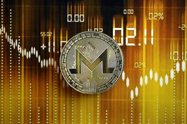 KYIV, UKRAINE - 17 AĞUSTOS 2024 Monero XMR Koyu kripto para birimi dijital ticaret şeması üzerinde altın sarısı renklerde