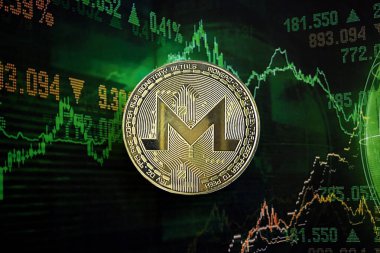 KYIV, UKRAINE - 17 AĞUSTOS 2024 Monero XMR Koyu kripto para birimi dijital ticaret şeması üzerinde yeşil renklerde yakın plan