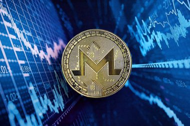 KYIV, UKRAINE - 17 AĞUSTOS 2024 Monero XMR soyut kurgusal kripto para ticareti grafiği üzerinde mavi renkli yakın plan