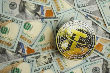 KYIV, UKRAINE - 17 AĞUSTOS 2024 USDT bozuk para büyük miktarlarda ABD dolarları kapanıyor