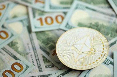 KYIV, UKRAINE - 17 AĞUSTOS 2024 Ethereum ETH 100 ABD Doları 'na yakın.