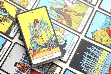 KYIV, UKRAINE - 10 Temmuz 2024 Tarot minor ve Rider Waite esoteric deck 'in büyük arcana kartları. Falcılık ve esrarengiz eylemler için birçok tarot kartı kapanır