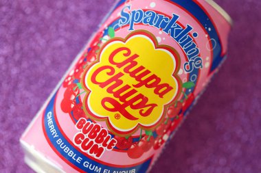 KYIV, UKRAINE - 17 AĞUSTOS 2024 Chupa Chups sakızlı, alkolsüz, alüminyum teneke kutu.