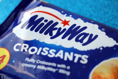 KYIV, UKRAINE - 17 AĞUSTOS 2024 Samanyolu kruvasanları mavi ambalajlı ve orijinal logolu