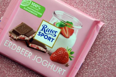 KYIV, UKRAINE - 17 AĞUSTOS, 2024 Ritter Spor Logotype Kapanışta küçük çikolata