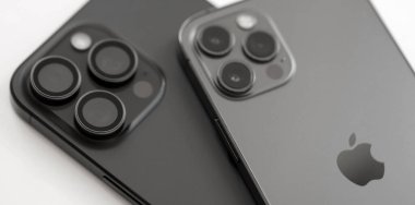 KYIV, UKRAINE - 17 AĞUSTOS 2024 Apple Iphone 12 pro ve 15 pro maksimum akıllı telefon ürünü