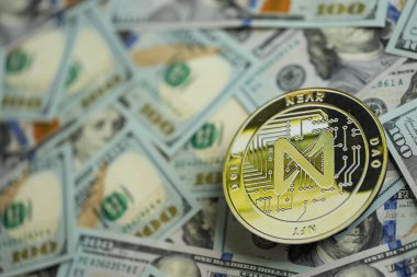 KYIV, UKRAINE - 17 AĞUSTOS 2024 Büyük miktardaki 100 $'lık banknotların yanında