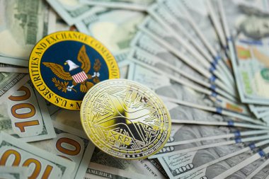 KYIV, UKRAINE - 17 AĞUSTOS 2024 XRP madeni parası ve ABD Menkul Kıymetler ve Borsa Komisyonu para arkaplanı kapatma anlaşması