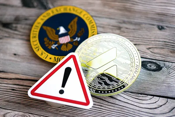 stock image KYIV, UKRAINE - AUGUST 17, 2024 Avalanche AVAX coin and red paper attention sign with Securities and Exchange Commission on wooden background close up