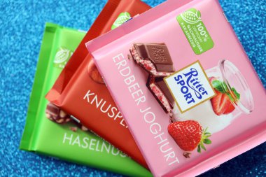 KYIV, UKRAINE - 17 AĞUSTOS, 2024 Ritter Spor Logotype Kapanışta küçük çikolata