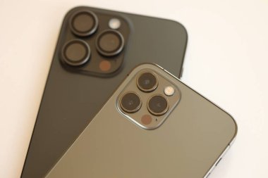KYIV, UKRAINE - 17 AĞUSTOS 2024 Apple Iphone 12 pro ve 15 pro maksimum akıllı telefon ürünü