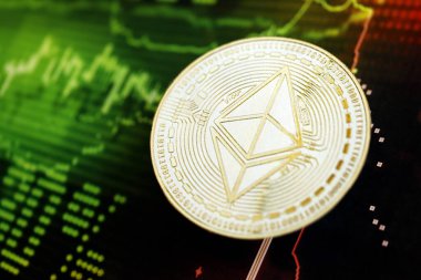 KYIV, UKRAINE - 17 AĞUSTOS 2024 Ethereum ETH Koyu kripto para birimi dijital ticaret grafiği üzerinde yeşil ve kırmızı renkler yakın çekim